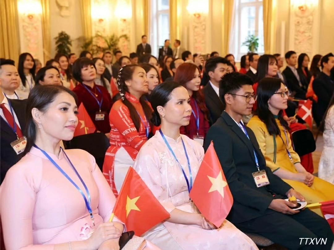 Tổng Bí thư, Chủ tịch nước Tô Lâm gặp gỡ cán bộ, nhân viên Đại sứ quán và cộng đồng người Việt Nam tại Đan Mạch, Iceland và phía Nam Thụy Điển Tổng Bí thư, Chủ tịch nước Tô Lâm gặp gỡ cán bộ, nhân viên Đại sứ quán và cộng đồng người Việt Nam tại Đan Mạch, Iceland và phía Nam Thụy Điển