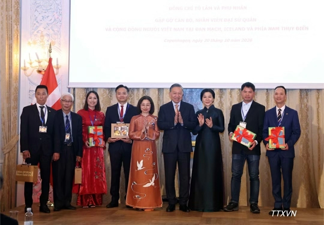 Tổng Bí thư, Chủ tịch nước Tô Lâm gặp gỡ cán bộ, nhân viên Đại sứ quán và cộng đồng người Việt Nam tại Đan Mạch, Iceland và phía Nam Thụy Điển Tổng Bí thư, Chủ tịch nước Tô Lâm gặp gỡ cán bộ, nhân viên Đại sứ quán và cộng đồng người Việt Nam tại Đan Mạch, Iceland và phía Nam Thụy Điển