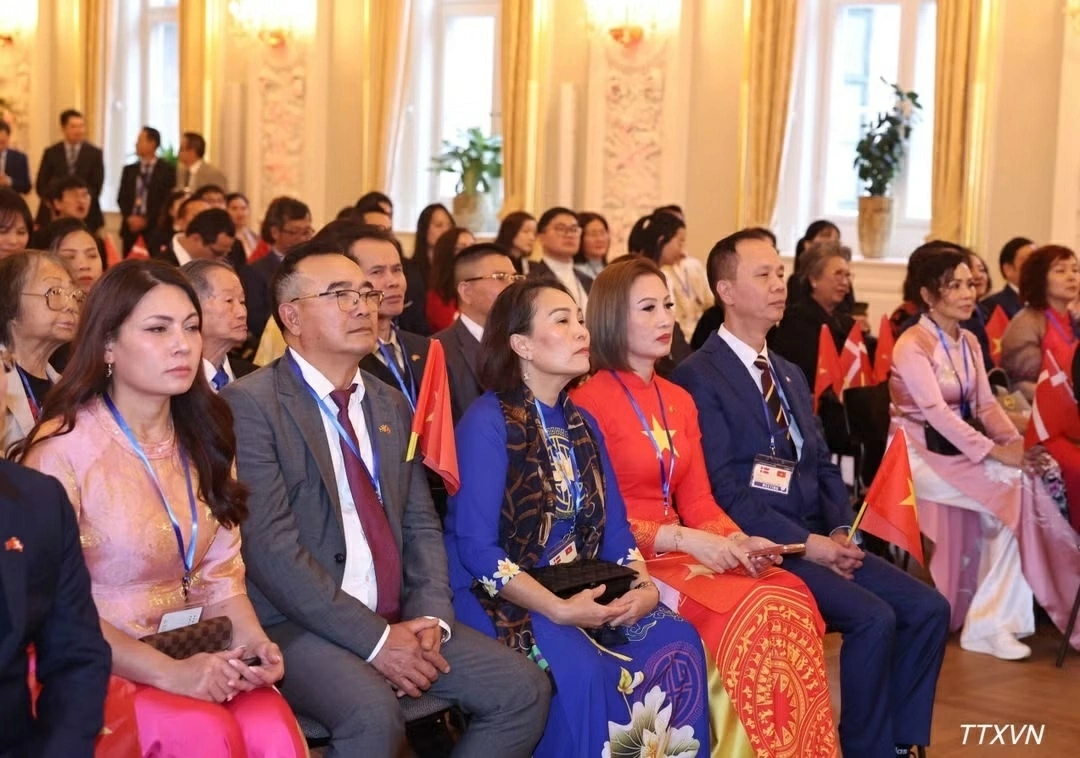 Tổng Bí thư, Chủ tịch nước Tô Lâm gặp gỡ cán bộ, nhân viên Đại sứ quán và cộng đồng người Việt Nam tại Đan Mạch, Iceland và phía Nam Thụy Điển Tổng Bí thư, Chủ tịch nước Tô Lâm gặp gỡ cán bộ, nhân viên Đại sứ quán và cộng đồng người Việt Nam tại Đan Mạch, Iceland và phía Nam Thụy Điển