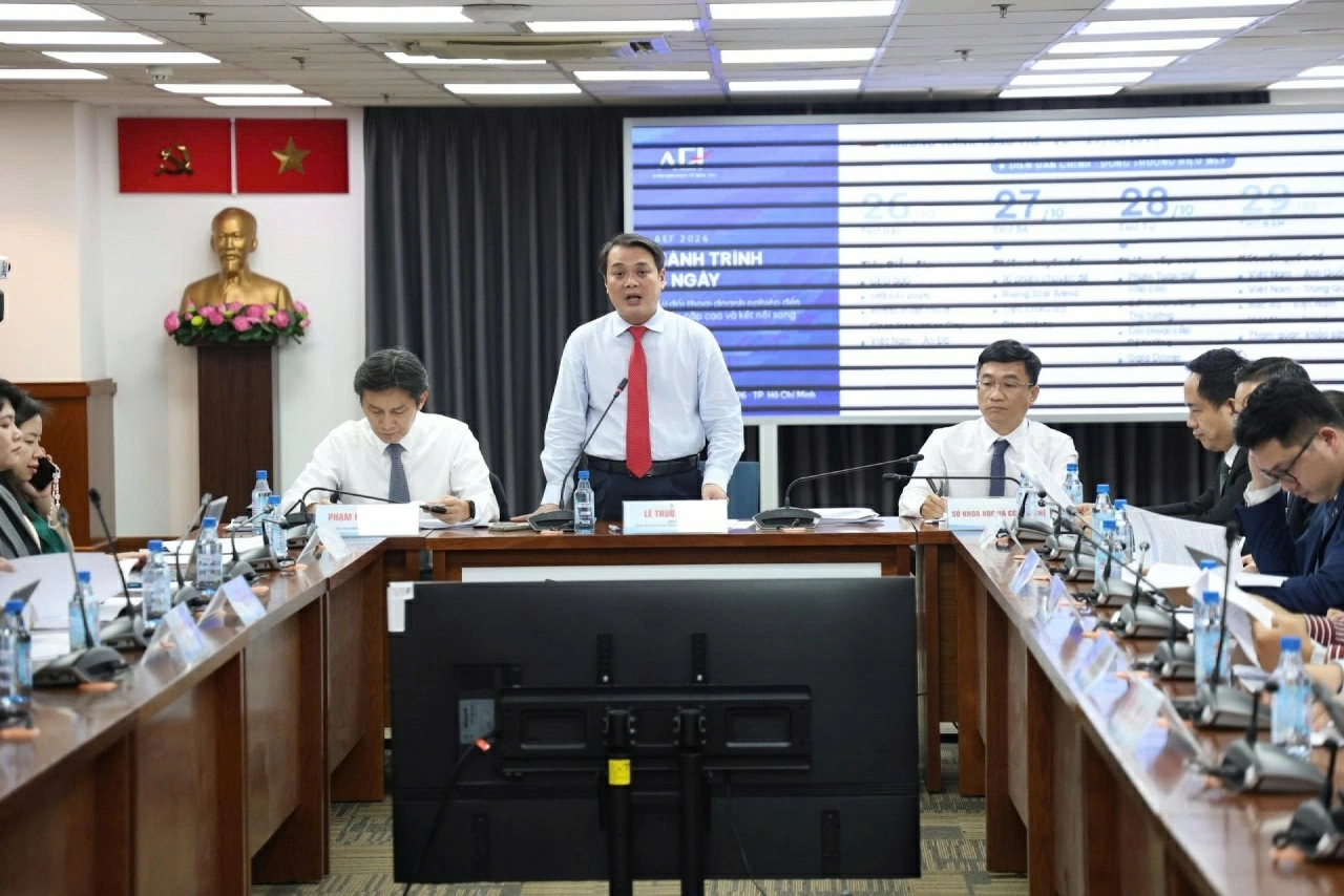 Ông Lê Trường Duy, Giám đốc C4IR, đại diện BTC Diễn đàn Kinh tế mùa thu 2026, phát biểu tại họp báo chiều 20/10. (Ảnh: Chu An) Ông Lê Trường Duy, Giám đốc C4IR, đại diện BTC Diễn đàn Kinh tế mùa thu 2026, phát biểu tại họp báo chiều 20/10. (Ảnh: Chu An)