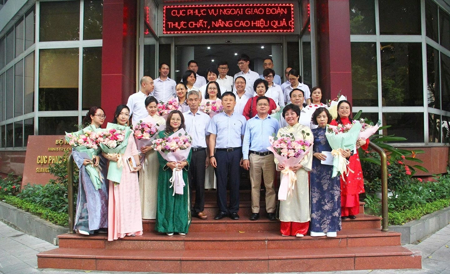 Cục trưởng Ngô Phương Nghị và Phó Cục trưởng Chu Đức Dũng tặng hoa chúc mừng Cục trưởng Ngô Phương Nghị và Phó Cục trưởng Chu Đức Dũng tặng hoa chúc mừng