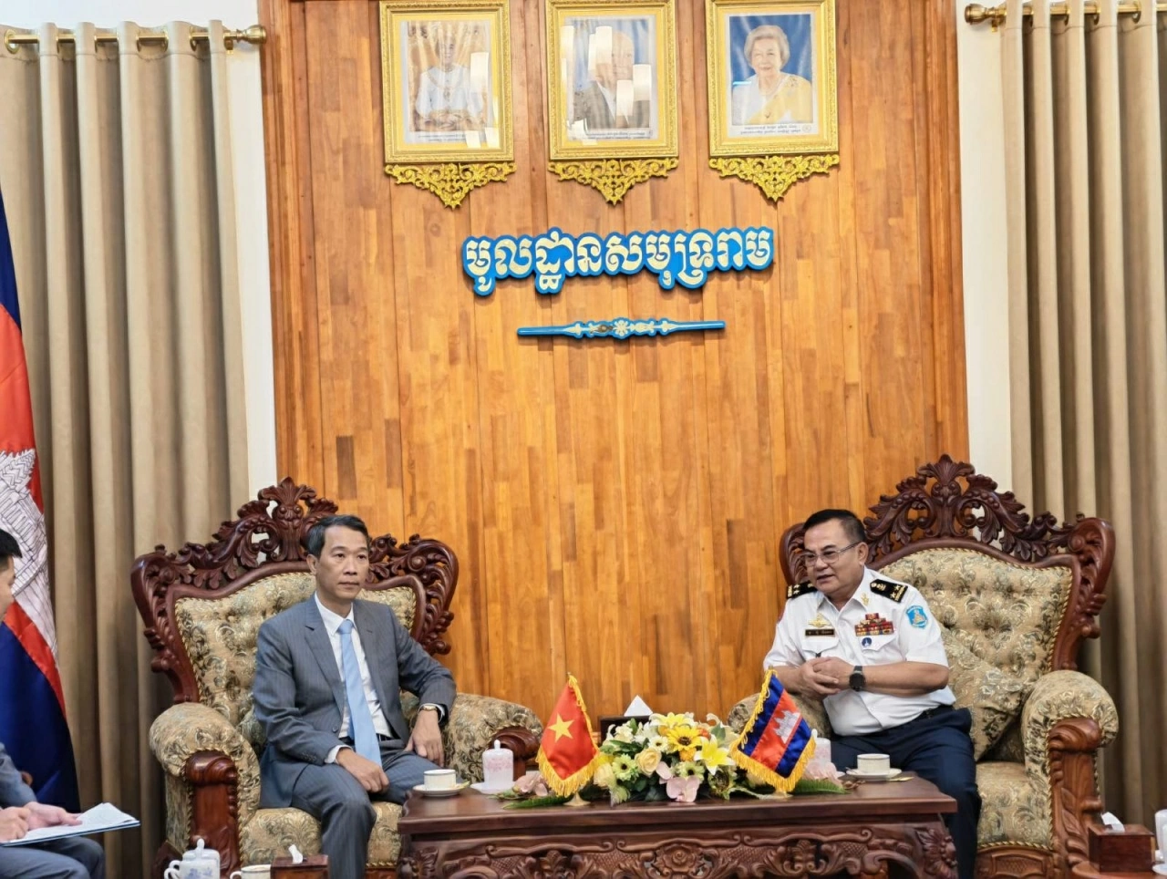 Tổng Lãnh sự Việt Nam tại Sihanoukville Nguyễn Trung Hiếu chào xã giao Phó Đô đốc May Dina và Ban Lãnh đạo Quân cảng Ream, Vương quốc Campuchia. (Nguồn: Tổng Lãnh sự quán Việt Nam tại Sihanoukville)