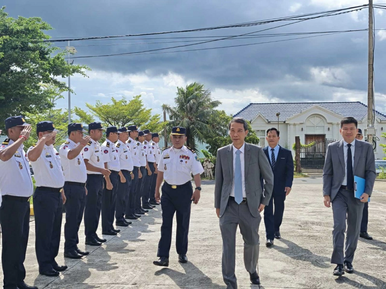 Tổng Lãnh sự Việt Nam tại Sihanoukville Nguyễn Trung Hiếu thăm Quân cảng Ream, Vương quốc Campuchia. (Nguồn: Tổng Lãnh sự quán Việt Nam tại Sihanoukville)