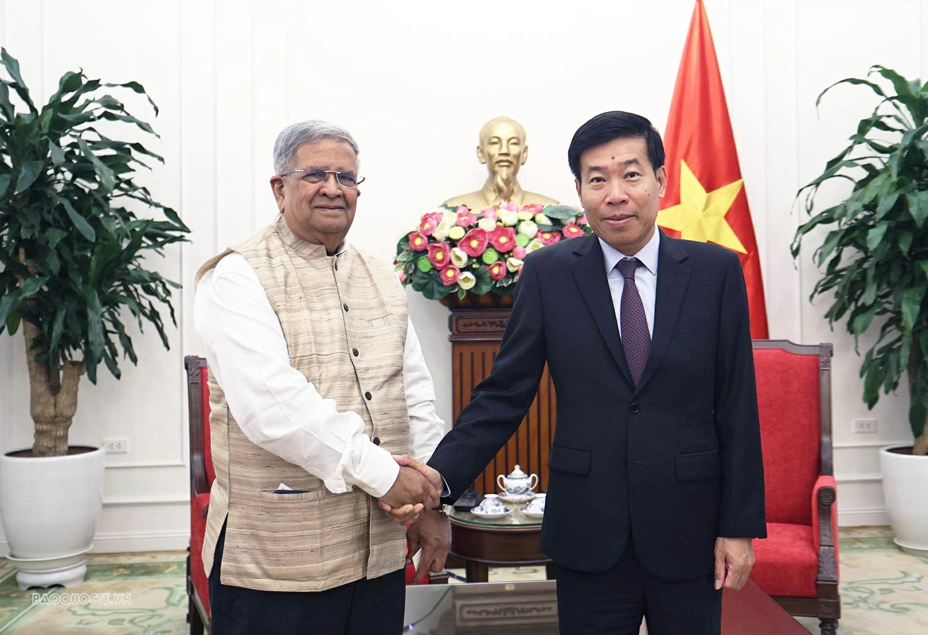 Ủy viên Trung ương Đảng, Phó Bí thư Thường trực Đảng ủy Bộ, Thứ trưởng Ngoại giao Nguyễn Mạnh Cường đã tiếp