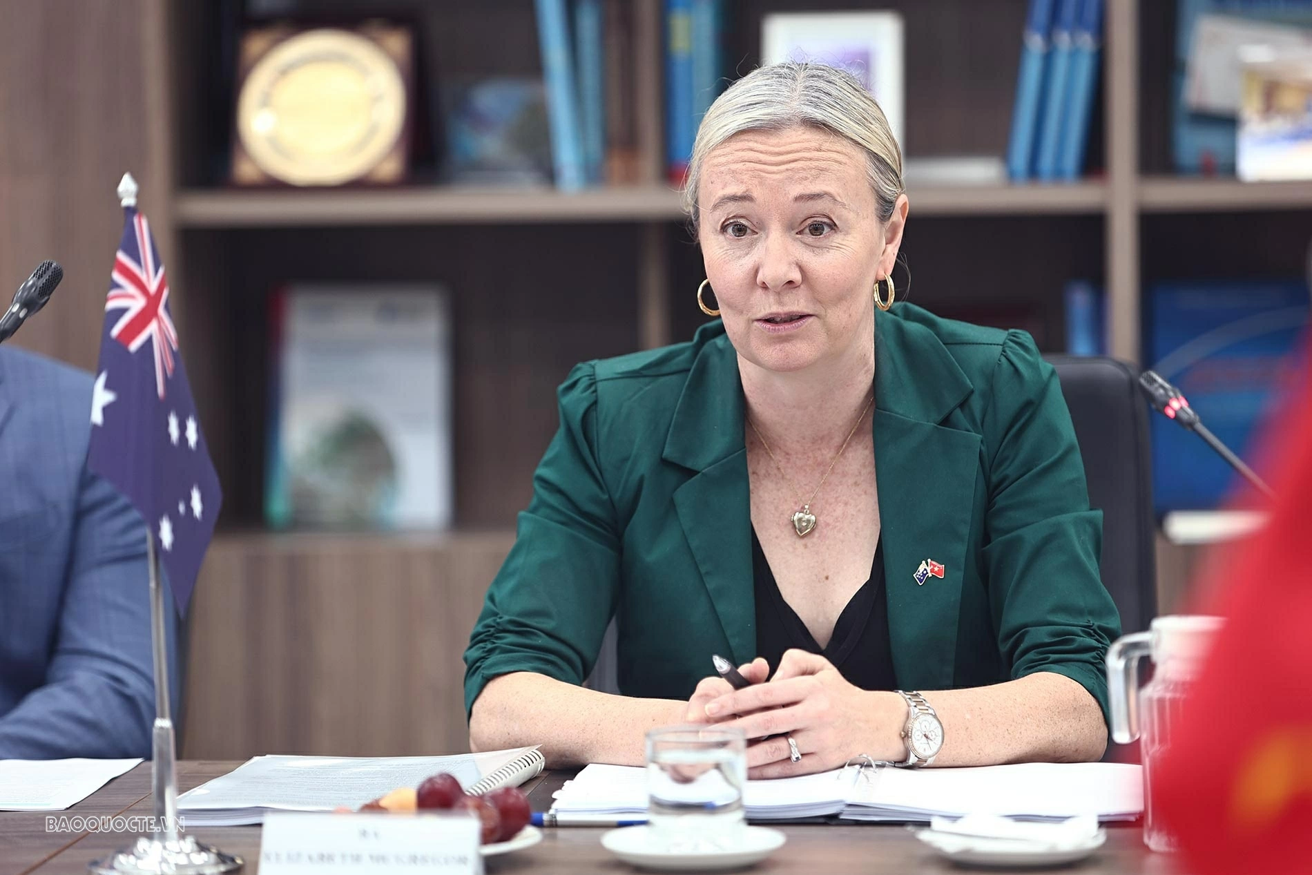 Vụ trưởng Vụ Lãnh sự và Quản lý khủng hoảng Australia Elizabeth McGregor phát biểu tại cuộc họp. (Ảnh: Thành Long)