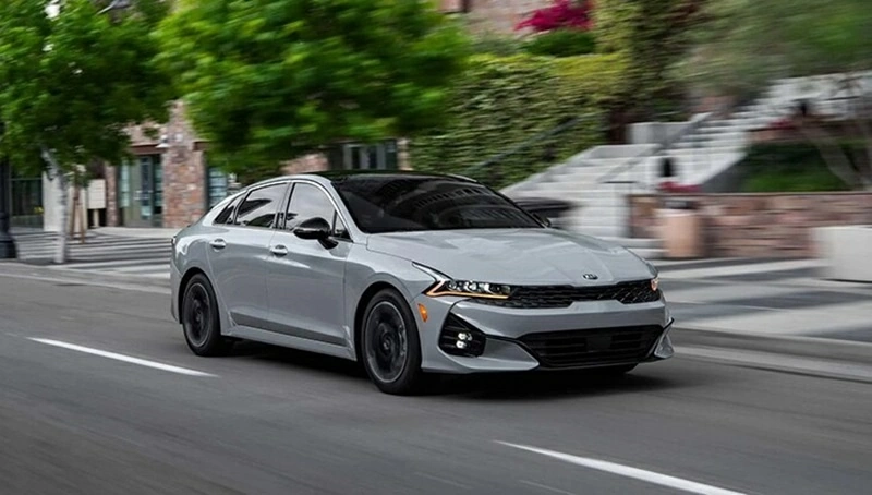 KIA K5 sở hữu kiểu dáng thể thao với phần đầu xe nổi bật bởi lưới tản nhiệt đặc trưng, cụm đèn LED sắc nét.