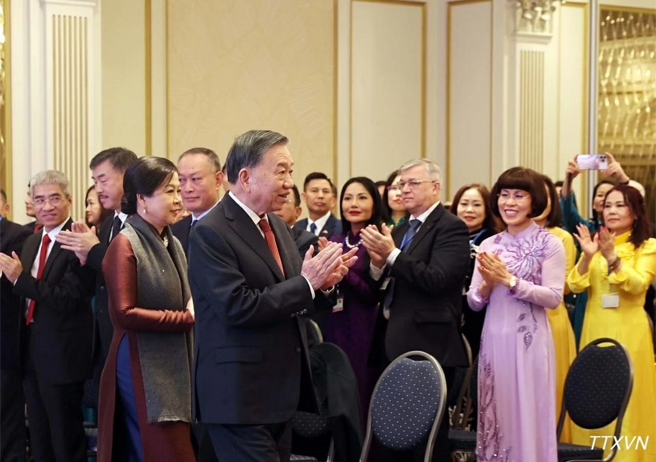 Tổng Bí thư, Chủ tịch nước Tô Lâm gặp gỡ cán bộ, nhân viên Cơ quan đại diện Việt Nam tại Bỉ và đại diện cộng đồng người Việt Nam tại châu Âu