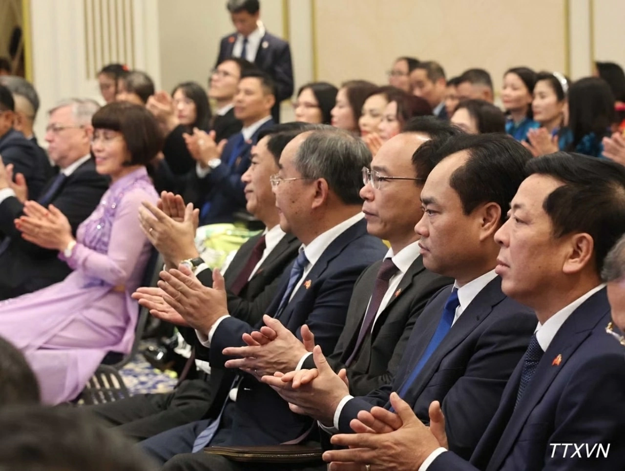 Tổng Bí thư, Chủ tịch nước Tô Lâm gặp gỡ cán bộ, nhân viên Cơ quan đại diện Việt Nam tại Bỉ và đại diện cộng đồng người Việt Nam tại châu Âu