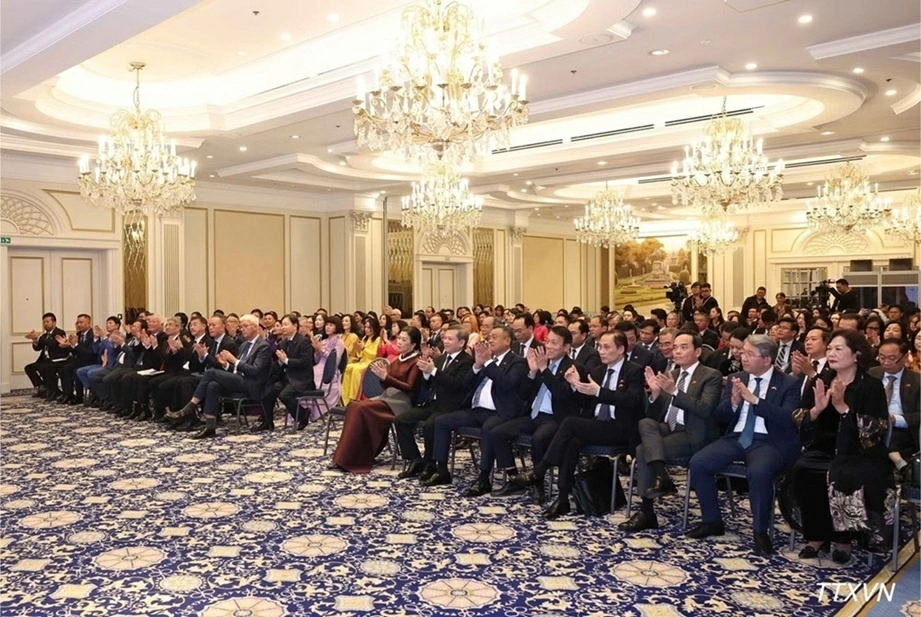Tổng Bí thư, Chủ tịch nước Tô Lâm gặp gỡ cán bộ, nhân viên Cơ quan đại diện Việt Nam tại Bỉ và đại diện cộng đồng người Việt Nam tại châu Âu