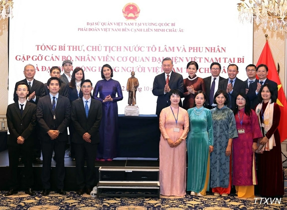 Tổng Bí thư, Chủ tịch nước Tô Lâm gặp gỡ cán bộ, nhân viên Cơ quan đại diện Việt Nam tại Bỉ và đại diện cộng đồng người Việt Nam tại châu Âu