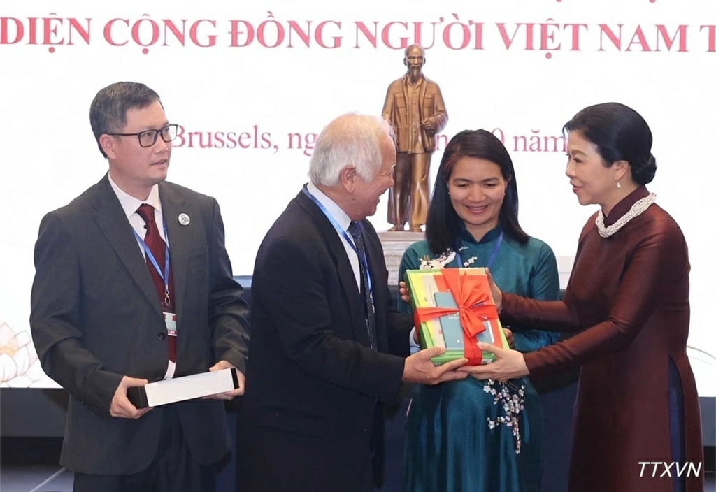 Tổng Bí thư, Chủ tịch nước Tô Lâm gặp gỡ cán bộ, nhân viên Cơ quan đại diện Việt Nam tại Bỉ và đại diện cộng đồng người Việt Nam tại châu Âu