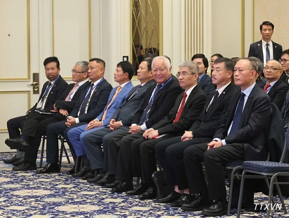 Tổng Bí thư, Chủ tịch nước Tô Lâm gặp gỡ cán bộ, nhân viên Cơ quan đại diện Việt Nam tại Bỉ và đại diện cộng đồng người Việt Nam tại châu Âu