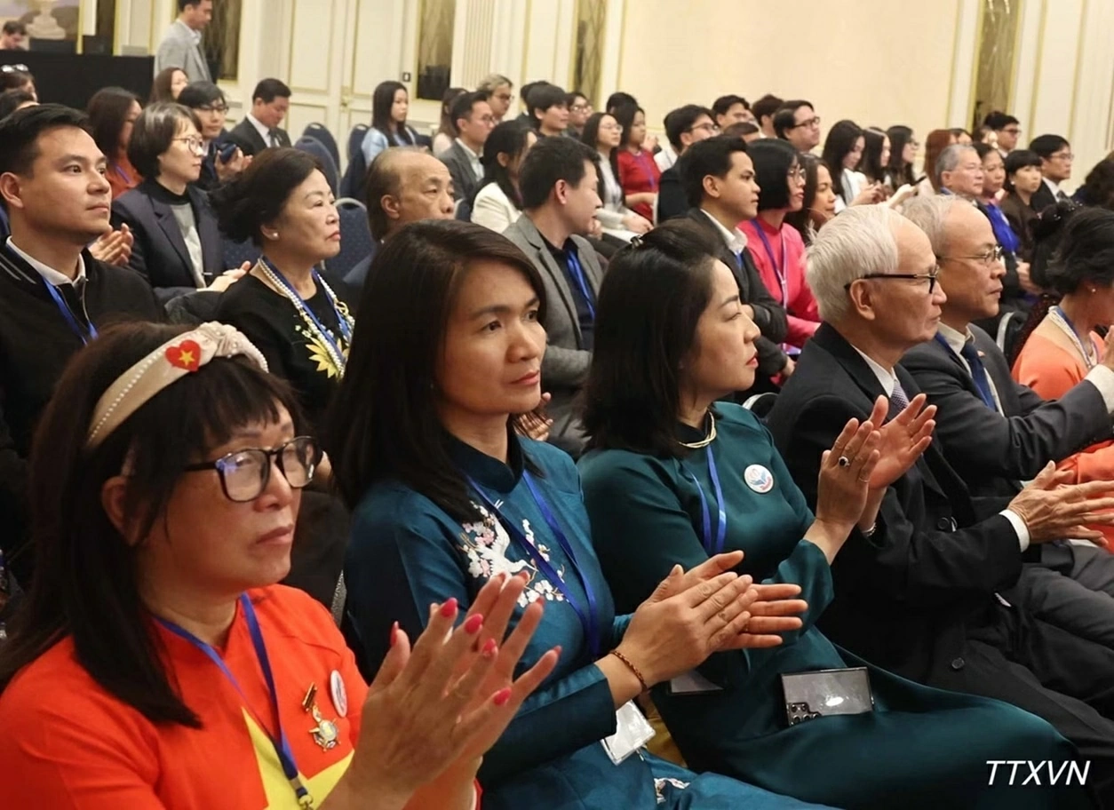 Tổng Bí thư, Chủ tịch nước Tô Lâm gặp gỡ cán bộ, nhân viên Cơ quan đại diện Việt Nam tại Bỉ và đại diện cộng đồng người Việt Nam tại châu Âu