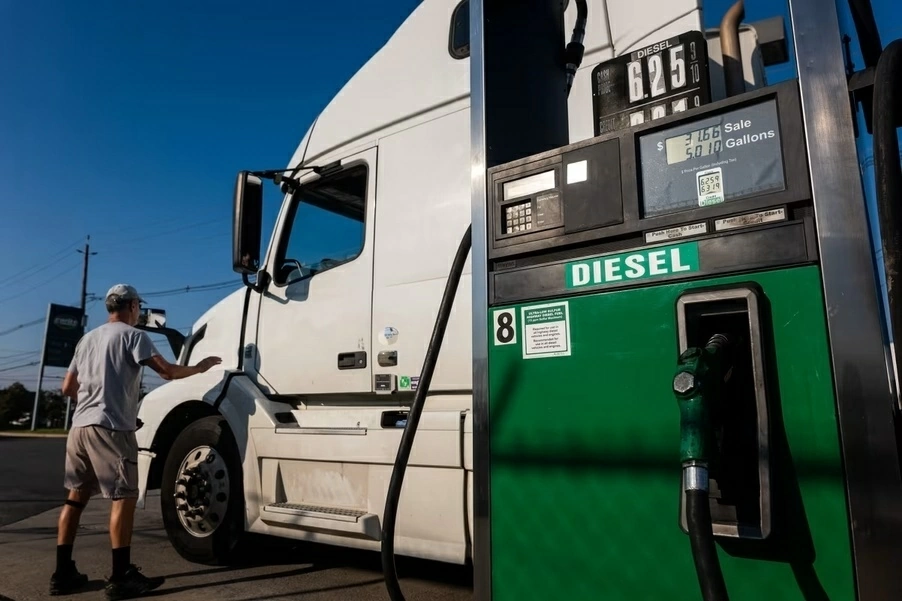 Một nhân viên trạm xăng đổ đầy nhiên liệu diesel vào một chiếc xe tải vào ngày 16 tháng 10 năm 2026 tại Bayonne, New Jersey. Giá nhiên liệu diesel tăng cao đã ảnh hưởng đến nền kinh tế Mỹ, ảnh hưởng đến chi phí thực phẩm, quần áo và các mặt hàng chủ lực hàng ngày khác. (grtty