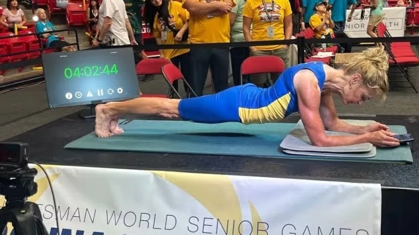 Người phụ nữ 61 tuổi phá kỷ lục thế giới với 5 giờ plank liên tục
