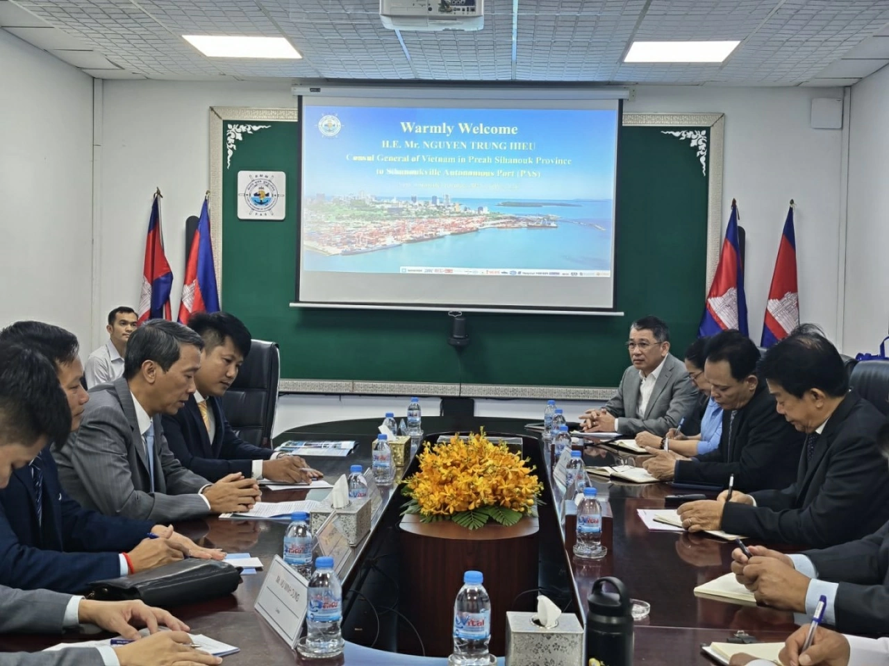 Tổng Lãnh sự Nguyễn Trung Hiếu chào xã giao lãnh đạo và khảo sát cảng tự trị Sihanoukville (PAS), Campuchia