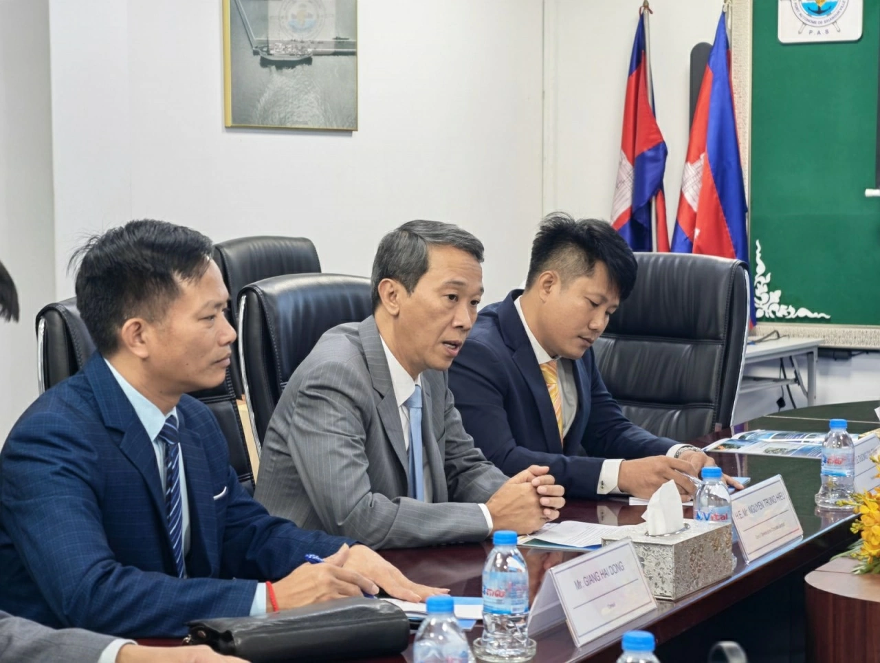 Tổng Lãnh sự Nguyễn Trung Hiếu chào xã giao lãnh đạo và khảo sát cảng tự trị Sihanoukville (PAS), Campuchia