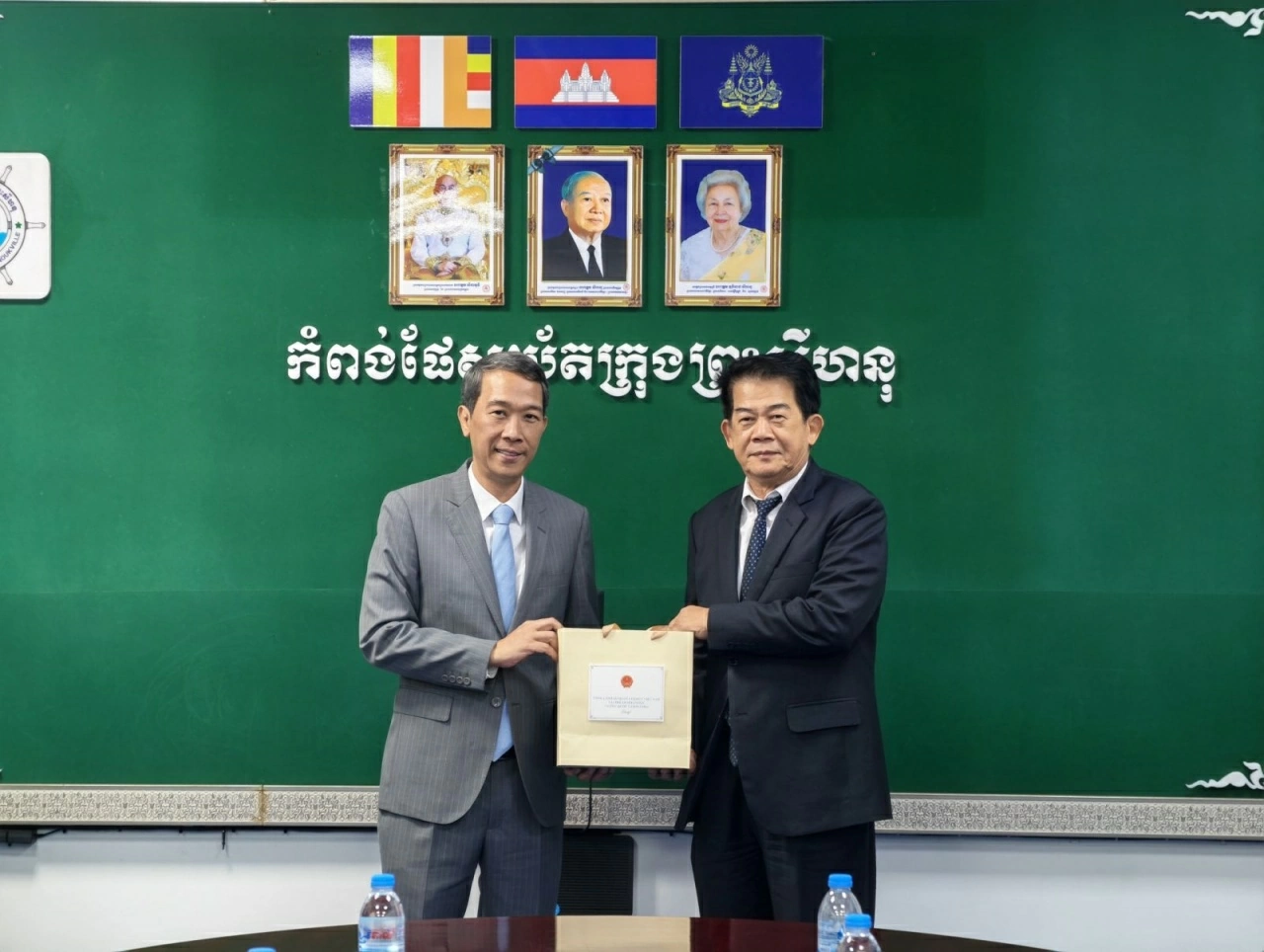 Tổng Lãnh sự Nguyễn Trung Hiếu chào xã giao lãnh đạo và khảo sát cảng tự trị Sihanoukville (PAS), Campuchia