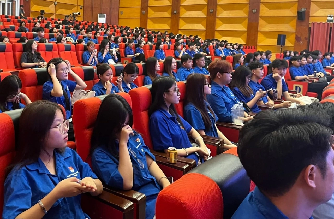 Tiếp năng lượng cùng thanh niên Việt Nam tiến bước