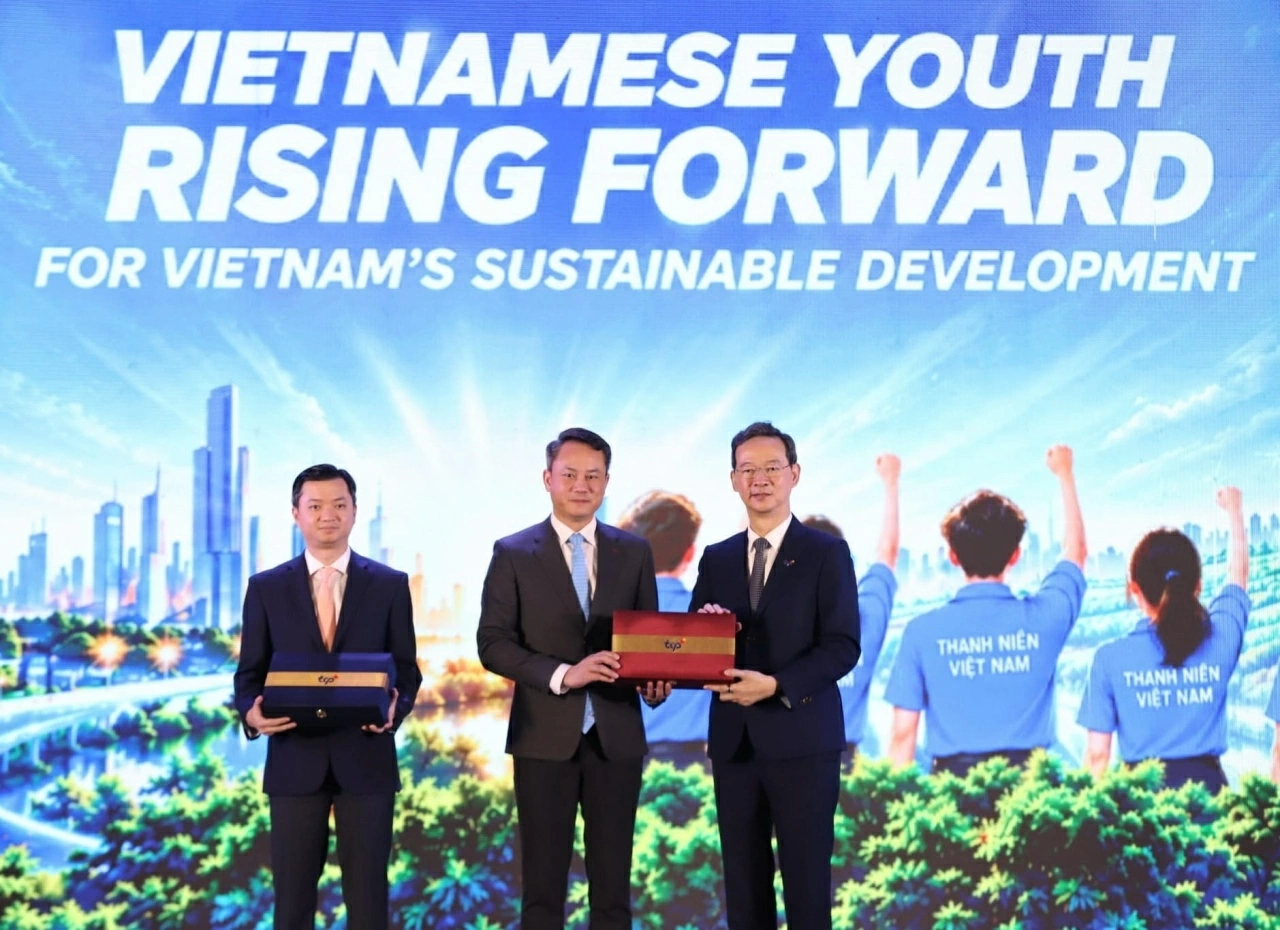 Tiếp năng lượng cùng thanh niên Việt Nam tiến bước