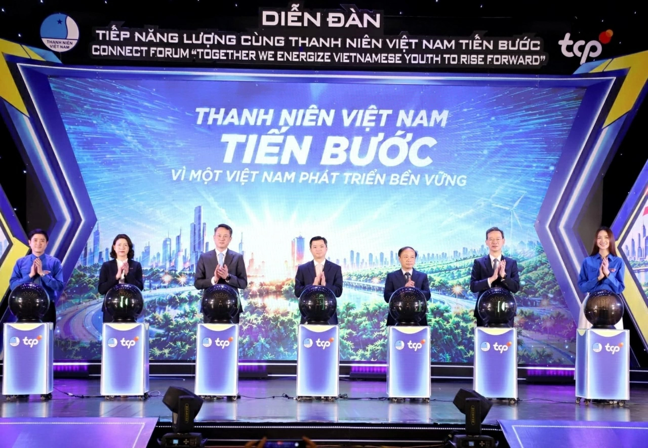 Tiếp năng lượng cùng thanh niên Việt Nam tiến bước