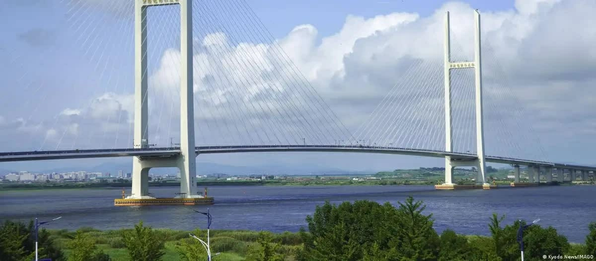 Với chiều dài 3 km, cầu sông Áp Lục mới có khả năng tiếp nhận lưu lượng giao thông lớn hơn và tạo thuận lợi cho hoạt động thương mại.. (Nguồn: Kyodo News)