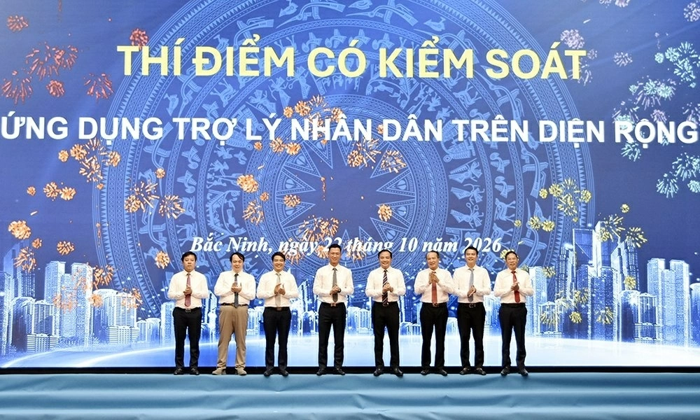 Đồng chí Đào Thanh Trường cùng các đại biểu chúc mừng triển khai thí điểm có kiểm soát ứng dụng trợ lý Nhân dân trên diện rộng. (Nguồn: bacninh.gov) Đồng chí Đào Thanh Trường cùng các đại biểu chúc mừng triển khai thí điểm có kiểm soát ứng dụng trợ lý Nhân dân trên diện rộng. (Nguồn: bacninh.gov)
