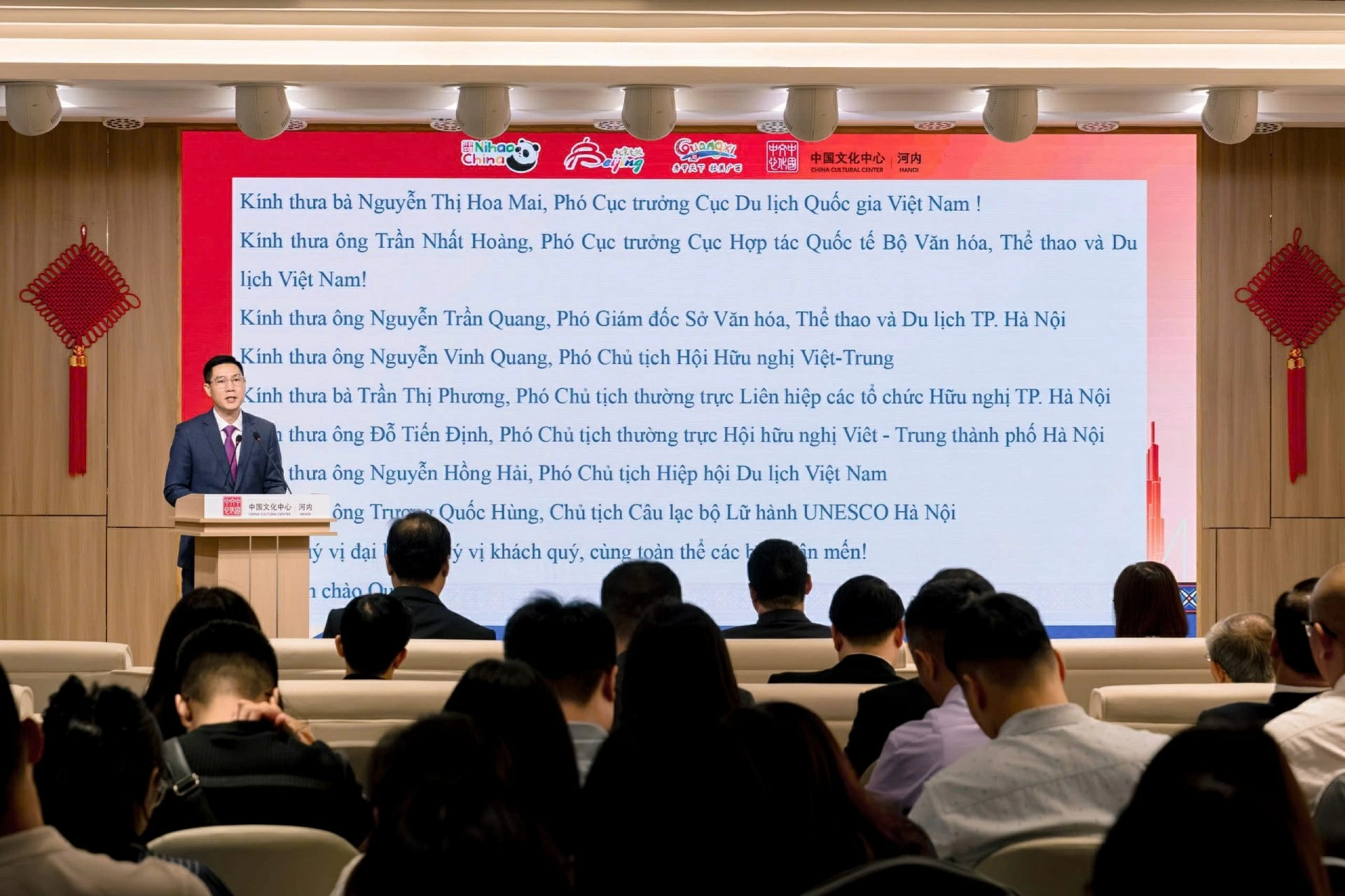 Giám đốc Trung tâm Văn hóa Trung Quốc tại Hà Nội Trương Đức Sơn phát biểu mở đầu. (Nguồn: Trung tâm Văn hóa Trung Quốc tại Hà Nội) Giám đốc Trung tâm Văn hóa Trung Quốc tại Hà Nội Trương Đức Sơn phát biểu mở đầu. (Nguồn: Trung tâm Văn hóa Trung Quốc tại Hà Nội)