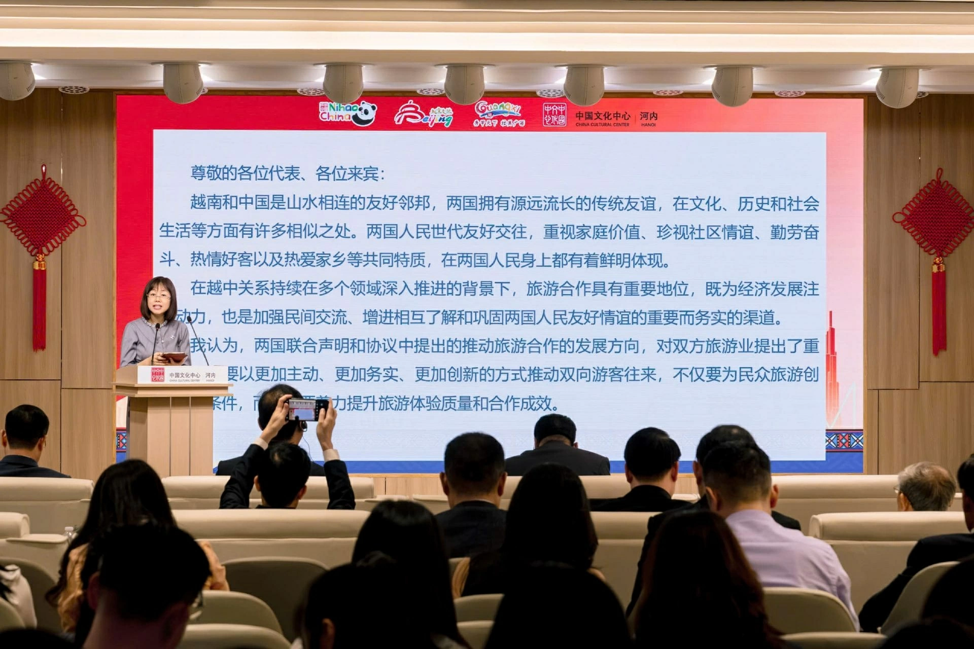 Phó Cục trưởng Cục Du lịch Quốc gia Việt Nam Nguyễn Thị Hoa Mai phát biểu tại chương trình. Phó Cục trưởng Cục Du lịch Quốc gia Việt Nam Nguyễn Thị Hoa Mai phát biểu tại chương trình.