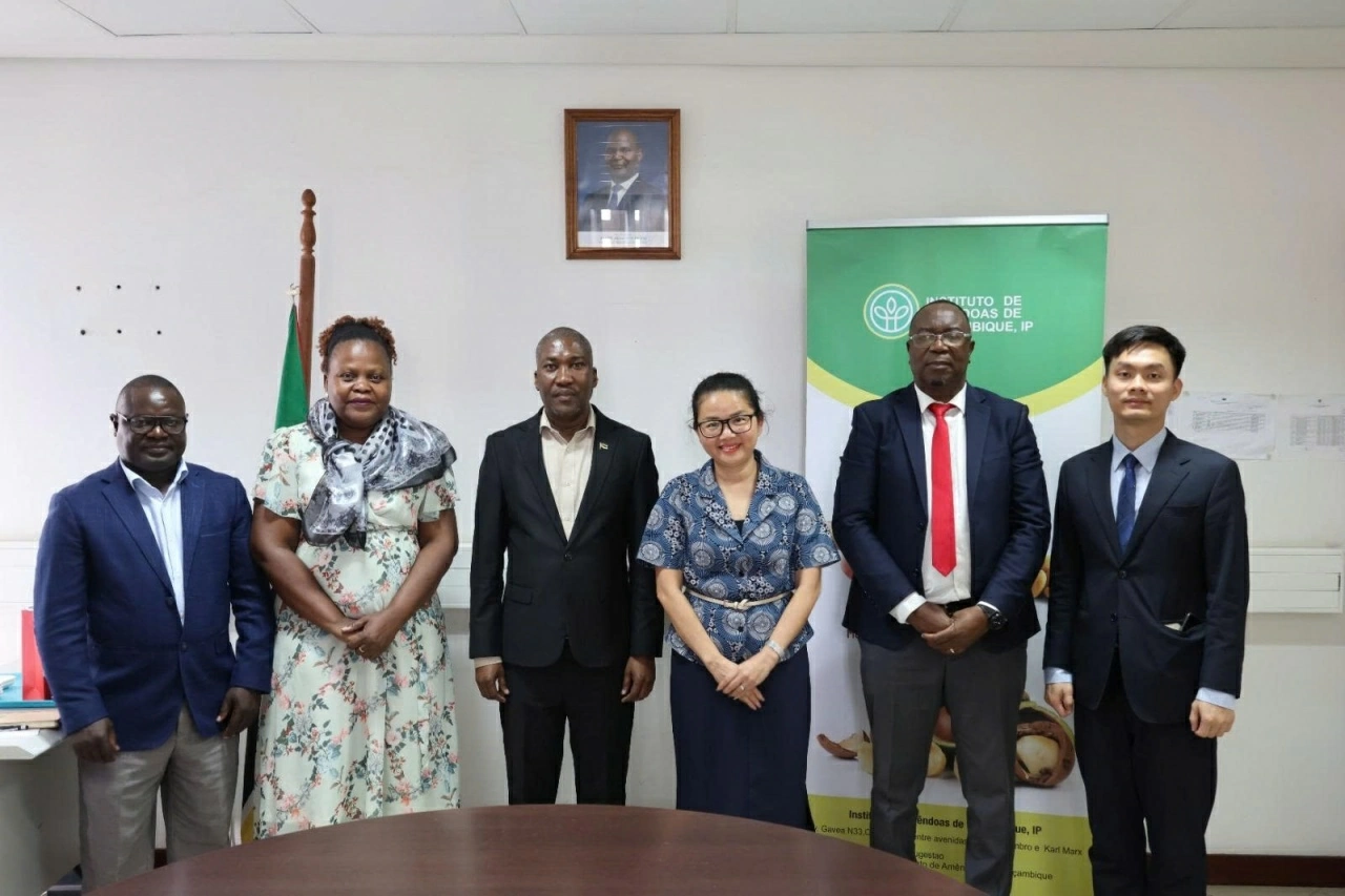 Đại sứ Việt Nam tại Mozambique làm việc với Viện trưởng Viện Điều thúc đẩy hợp tác song phương