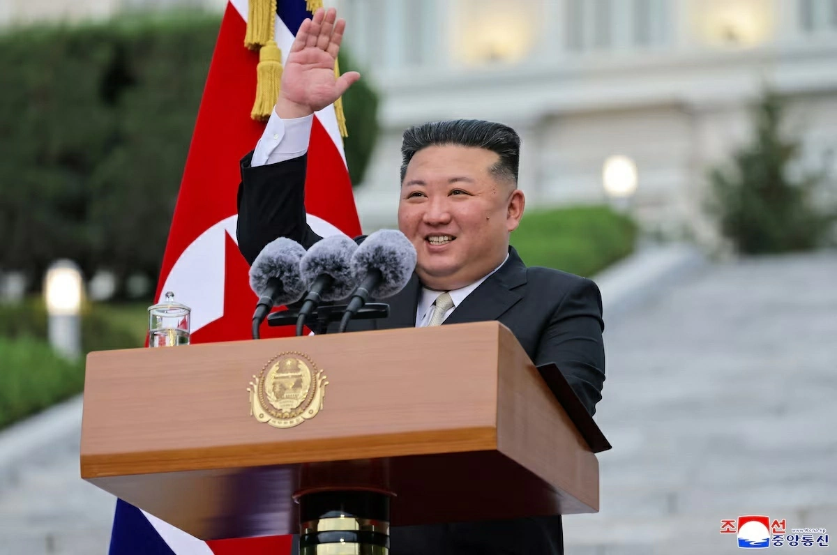 Lãnh đạo Triều Tiên Kim Jong Un phát biểu trong chuyến thăm Đại học Kim Il Sung nhân kỷ niệm 80 năm thành lập trường, tại Bình Nhưỡng, Triều Tiên, ngày 30/9. (Nguồn: KCNA) Lãnh đạo Triều Tiên Kim Jong Un phát biểu trong chuyến thăm Đại học Kim Il Sung nhân kỷ niệm 80 năm thành lập trường, tại Bình Nhưỡng, Triều Tiên, ngày 30/9. (Nguồn: KCNA)