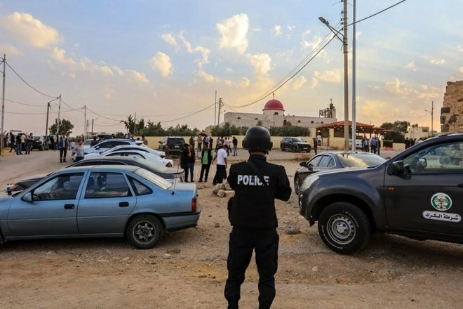 Người dân và các lực lượng an ninh tập trung bên ngoài nhà thờ tại ngôi làng Hammoud, thuộc tỉnh Karak của Jordan, sau một vụ xả súng vào ngày 23/10. (Nguồn: Getty Images) Người dân và các lực lượng an ninh tập trung bên ngoài nhà thờ tại ngôi làng Hammoud, thuộc tỉnh Karak của Jordan, sau một vụ xả súng vào ngày 23/10. (Nguồn: Getty Images)