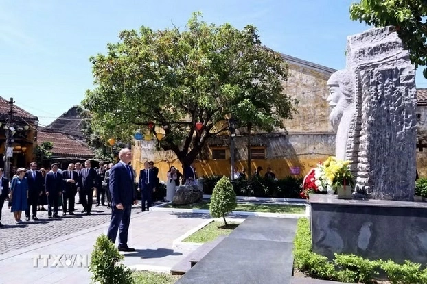 Thủ tướng Ba Lan Donald Tusk thăm phố cổ Hội An