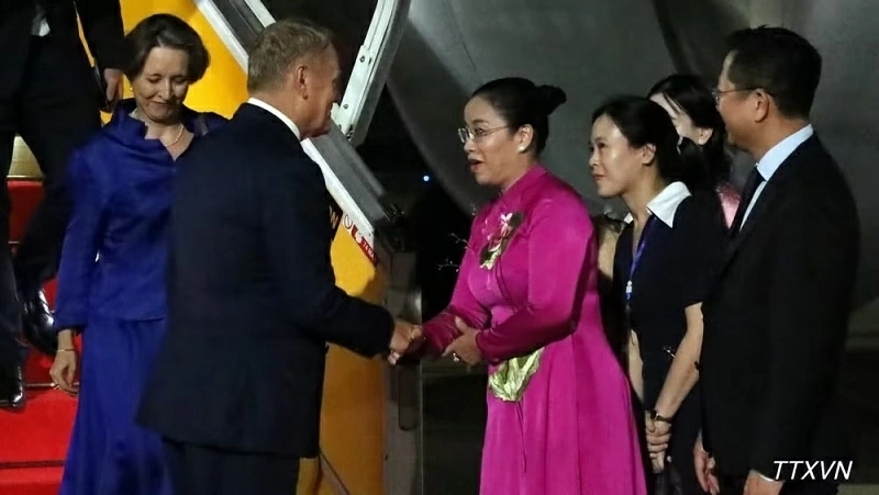 Phó Chủ tịch Ủy ban nhân dân thành phố Đà Nẵng Nguyễn Thị Anh Thi đón Thủ tướng Cộng hòa Ba Lan Donald Tusk tại Sân bay Quốc tế Đà Nẵng tối 23/10. (Ảnh: TTXVN) Phó Chủ tịch Ủy ban nhân dân thành phố Đà Nẵng Nguyễn Thị Anh Thi đón Thủ tướng Cộng hòa Ba Lan Donald Tusk tại Sân bay Quốc tế Đà Nẵng tối 23/10. (Ảnh: TTXVN)