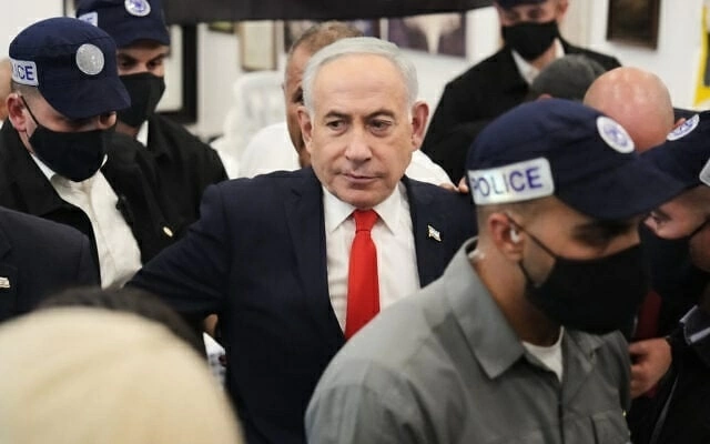 Thủ tướng Benjamin Netanyahu, lãnh đạo đảng Likud, được các nhân viên an ninh vây quanh trong một buổi vận động tranh cử tại khu chợ ở Tel Aviv, Israel, ngày 22/10/2026, trước thềm cuộc tổng tuyển cử. (Nguồn: Getty Images)