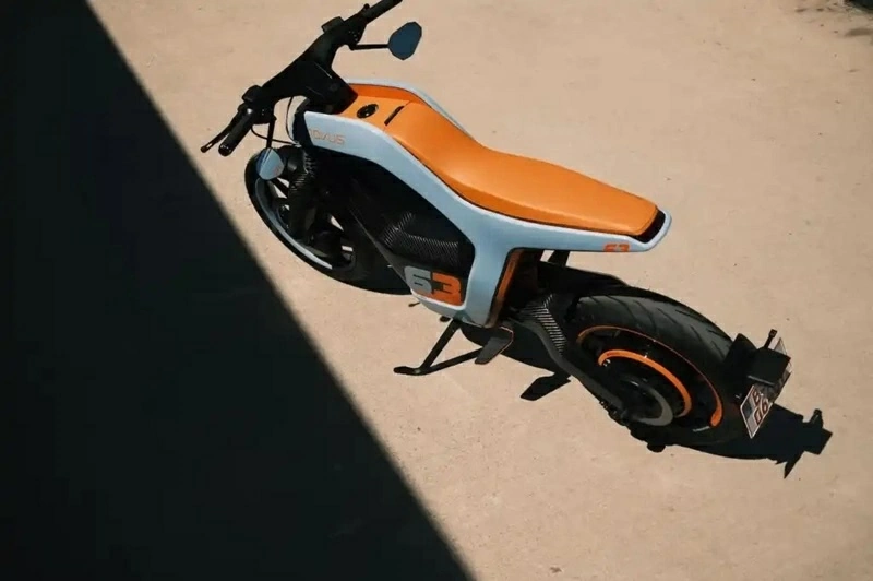 Novus One có thể tăng tốc từ 0 lên 50 km/h trong 1,9 giây và đạt tốc độ tối đa 130 km/h ở cấu hình hiệu suất cao.