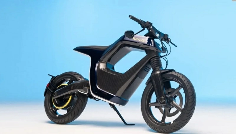 Novus One nổi bật với khung sợi carbon để lộ khoảng trống lớn giữa thân xe.