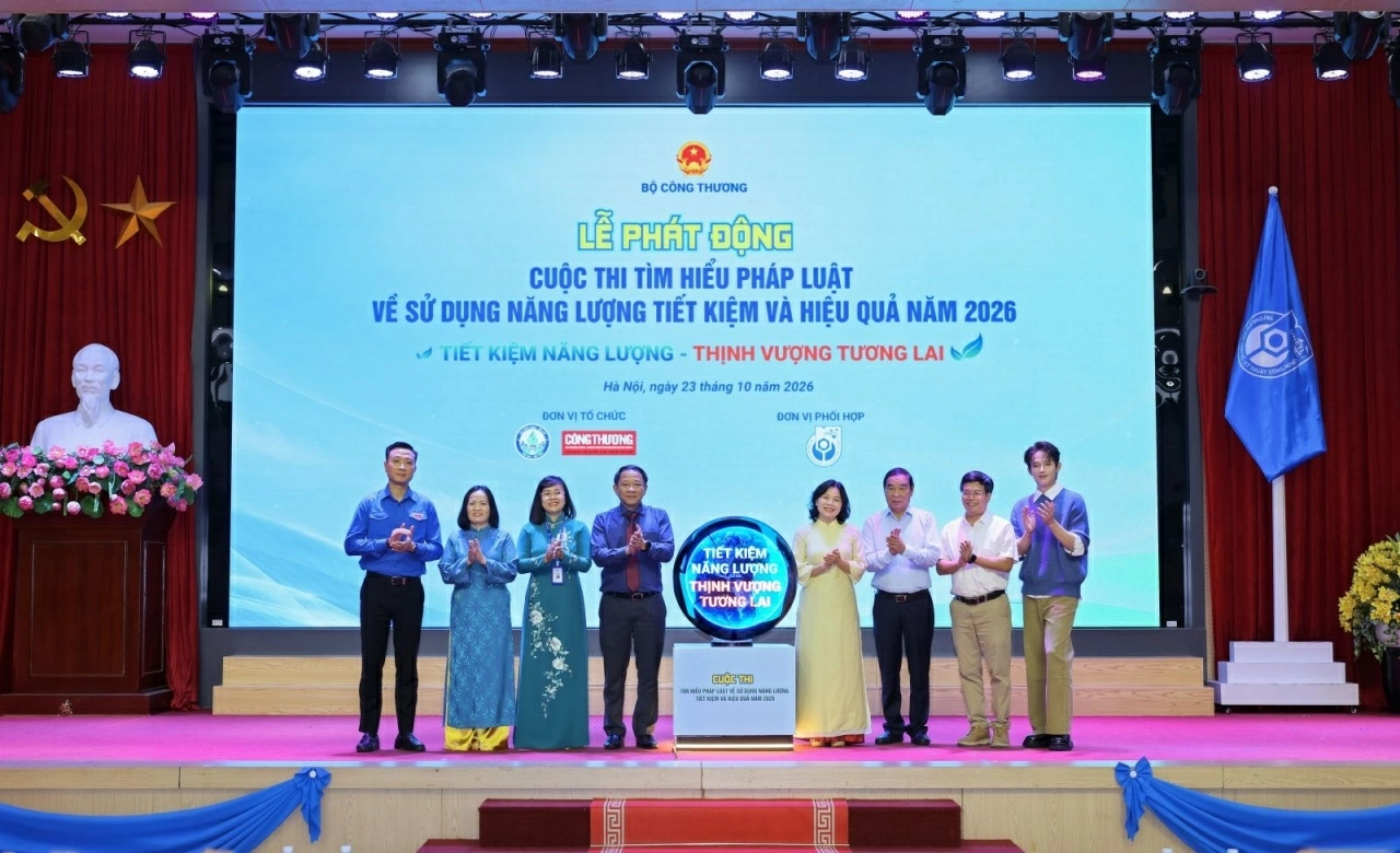 Mẫu Việt 12 tuổi Ella Bùi giành cú đúp giải thưởng