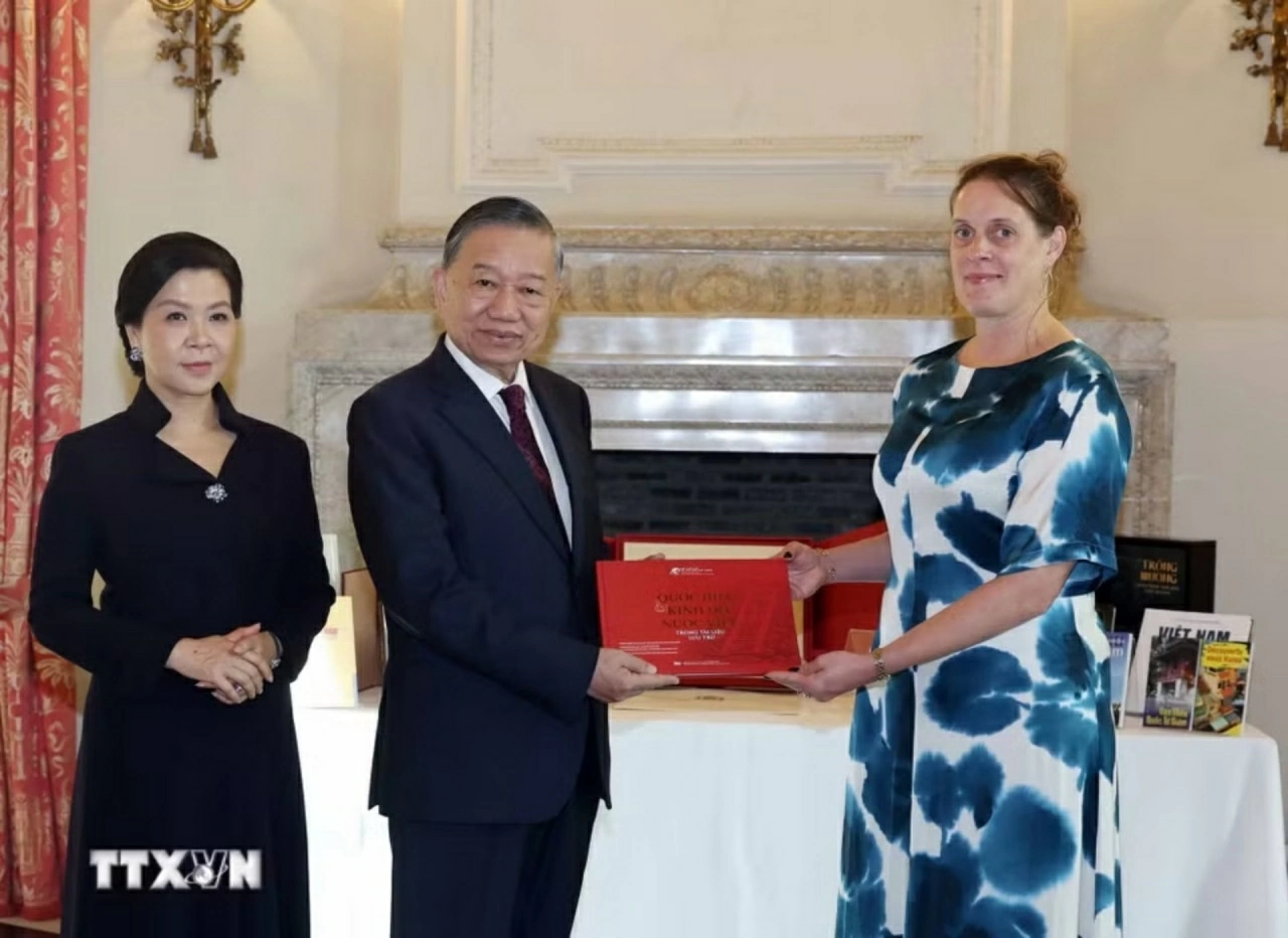 Tổng Bí thư, Chủ tịch nước Tô Lâm và Phu nhân tặng sách cho Thư viện Hoàng gia Bỉ Tổng Bí thư, Chủ tịch nước Tô Lâm và Phu nhân tặng sách cho Thư viện Hoàng gia Bỉ