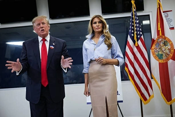  dịch ngắn gọn làm cap ảnh Tổng thống Mỹ Donald Trump (trái) và Đệ nhất phu nhân Melania Trump trả lời phóng viên sau khi bỏ phiếu sớm tại West Palm Beach, bang Florida, ngày 24/10. Ảnh: Getty Images