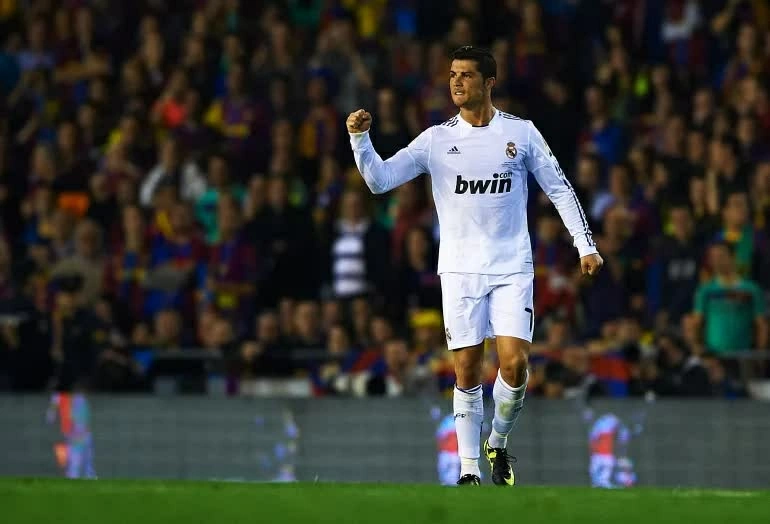 Cristiano Ronaldo đánh đầu ghi bàn quyết định, giúp Real Madrid đánh bại Barcelona trong trận chung kết Cúp Nhà vua Tây Ban Nha ngày 20/4/2011. (Ảnh: Manuel Queimadelos Alonso/Getty Images)