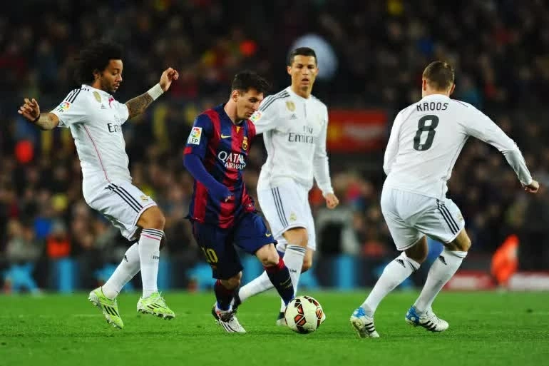 Messi và Ronaldo là tâm điểm của những màn so tài kinh điển trong lịch sử El Clásico. (Ảnh: David Ramos/Getty Images)