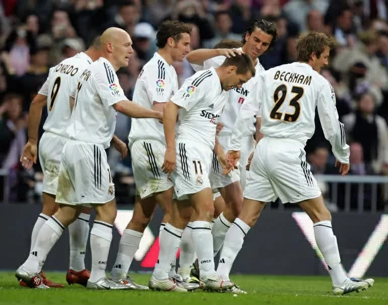 Michael Owen (giữa) ăn mừng bàn thắng trong trận đấu giữa Real Madrid và Barcelona tại La Liga trên sân Bernabéu ngày 10/4/2005. (Ảnh: Denis Doyle/Getty Images)