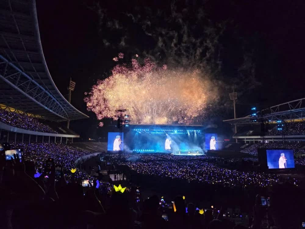 45.000 khán giả Hà Nội hòa giọng trong đêm nhạc BigBang. (Ảnh: Dũng Sơn)
