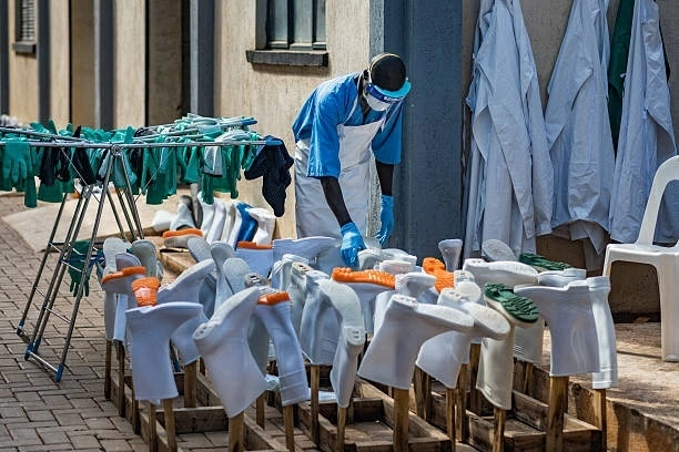 Nhân viên y tế phơi khô ủng và găng tay dưới nắng tại khu cách ly Ebola của Bệnh viện Chuyển tuyến Quốc gia Mulago, Kampala, Uganda. (Nguồn: Getty Images)