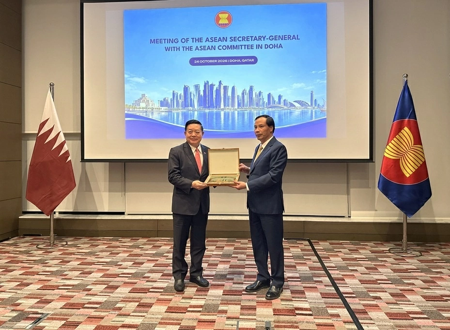 Đại sứ Nguyễn Huy Hiệp – Chủ tịch ACD – tặng quà lưu niệm Tổng Thư ký ASEAN