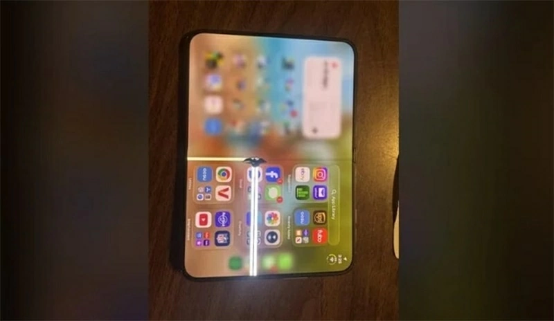 Màn hình bên trong của iPhone Duo bị hỏng chỉ sau ba giờ sử dụng.