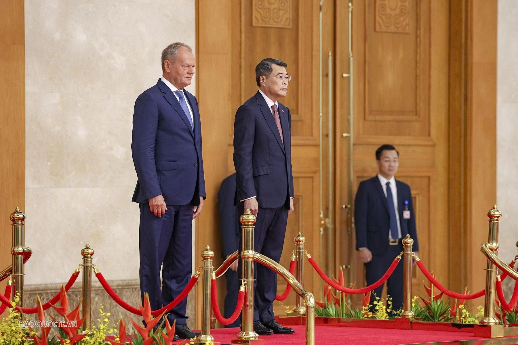Thủ tướng Lê Minh Hưng và Thủ tướng Liechtenstein Brigitte Haas nghe Quân nhạc cử Quốc thiều hai nước.
