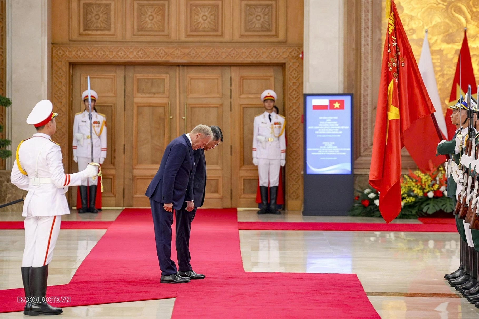 Thủ tướng Lê Minh Hưng và Thủ tướng Liechtenstein Brigitte Haas duyệt Đội danh dự Quân đội nhân dân Việt Nam.