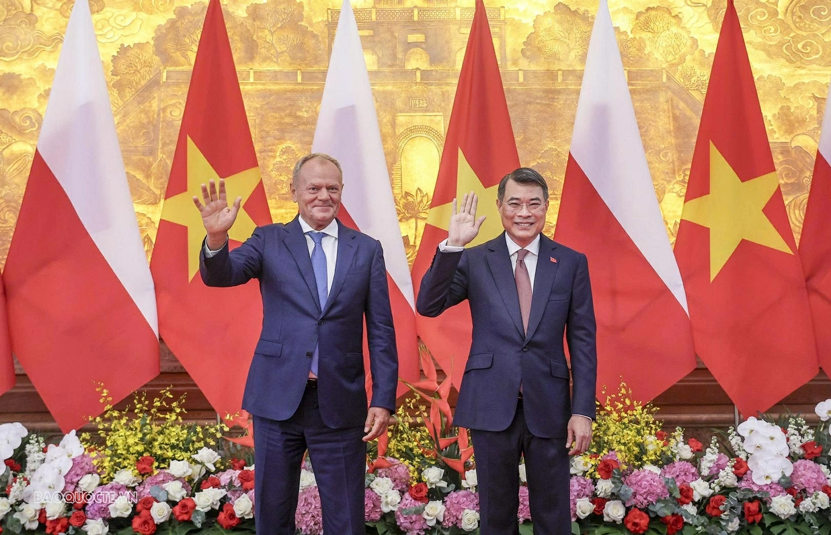 Thủ tướng Lê Minh Hưng và Thủ tướng Liechtenstein Brigitte Haas chụp ảnh chung trước khi tiến vào Hội đàm.